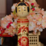 Leyendas japonesas | La belleza del ikebana: Arte floral en su máxima expresión Descubre el encanto de las Kokeshi: Muñecas de madera con historia