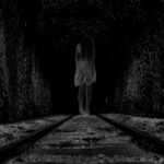 Leyendas japonesas | Espíritus vengativos en la mitología japonesa: Los onryo justicieros La escalofriante leyenda de Teke Teke: La chica partida en dos en una estación de tren